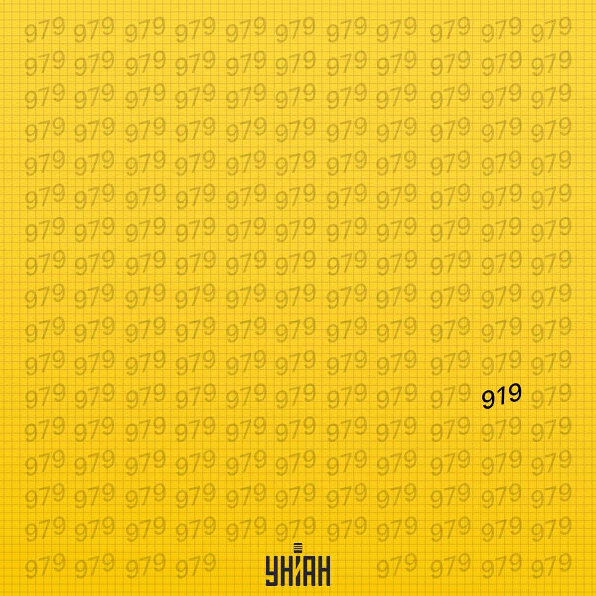 Podivná postava se nacházela v šestém řádku odspodu obrázku / koláž Mojeu